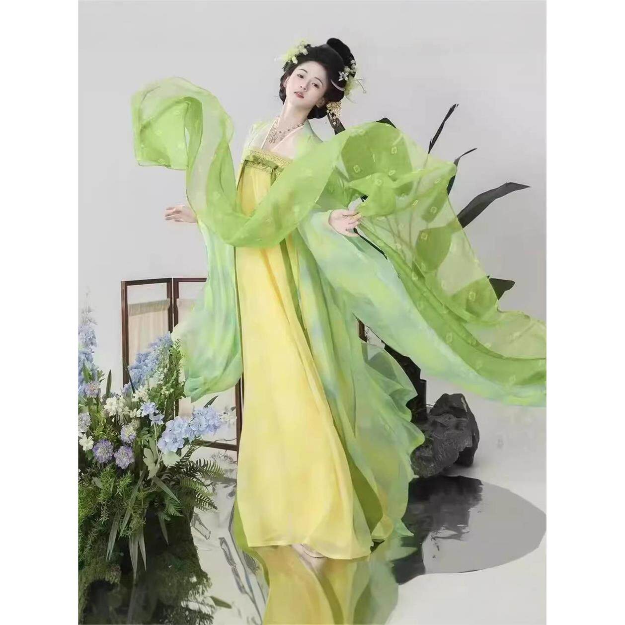 Spring and summer green Tang style chest-length undershirt original