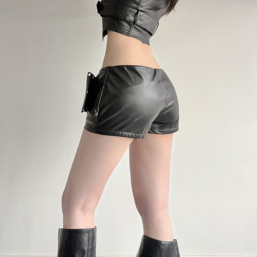Sexy black leather shorts 辣妹暗黑朋克风日字扣腰带低腰皮短裤 - 图2