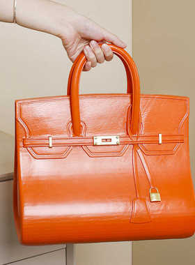 现代简约软装样板房家居摆件橙色手提包梳妆台卧室装饰