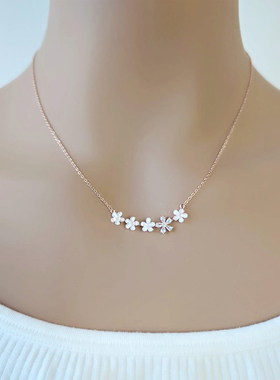 Chomel精致花卉吊坠项链