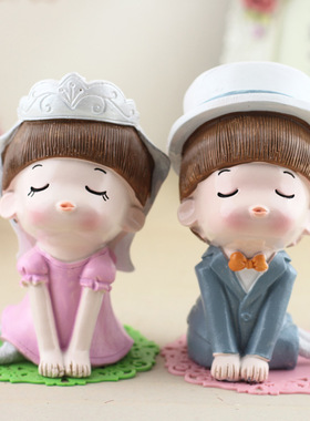 创意可爱树脂吊脚亲嘴情侣娃娃家居新房卧室装饰品小摆件