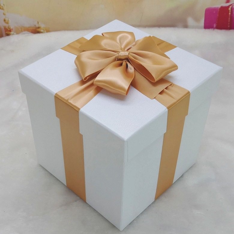 白色超大号礼物盒正方形金色包装商场店铺堆头圣诞装饰道具礼品盒