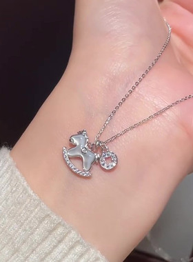 新中式清冷感仿闪钻贝母小马项链