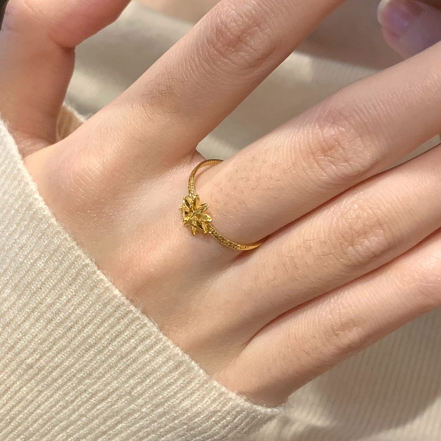 Flashing golden eight-pointed star ring for women, light luxury and high-end sense