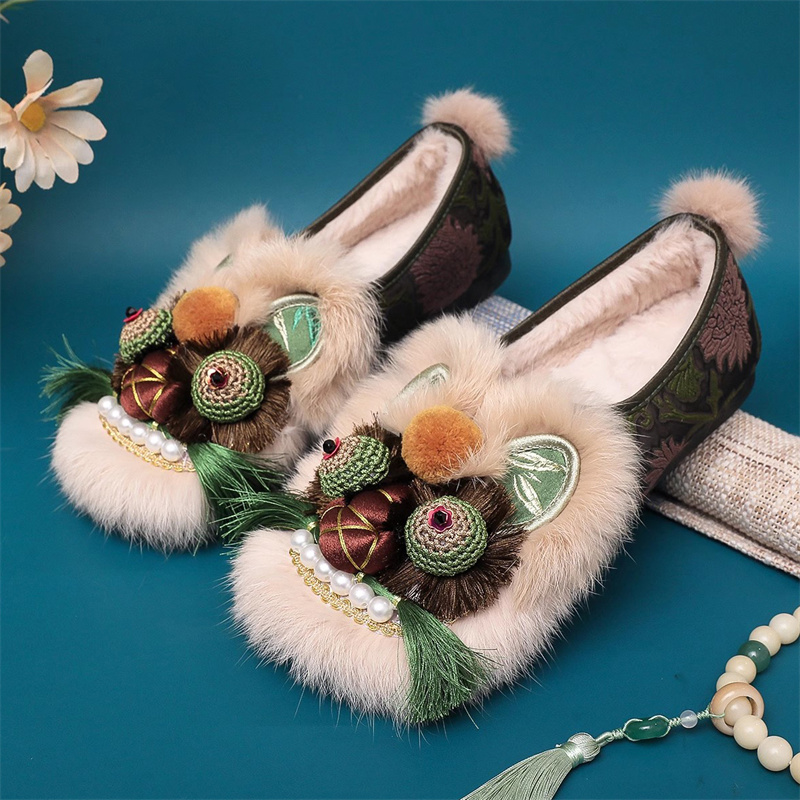 新款冬季平跟民族风手工虎头鞋加绒中式汉服布鞋复古风绣花棉鞋女 - 图0