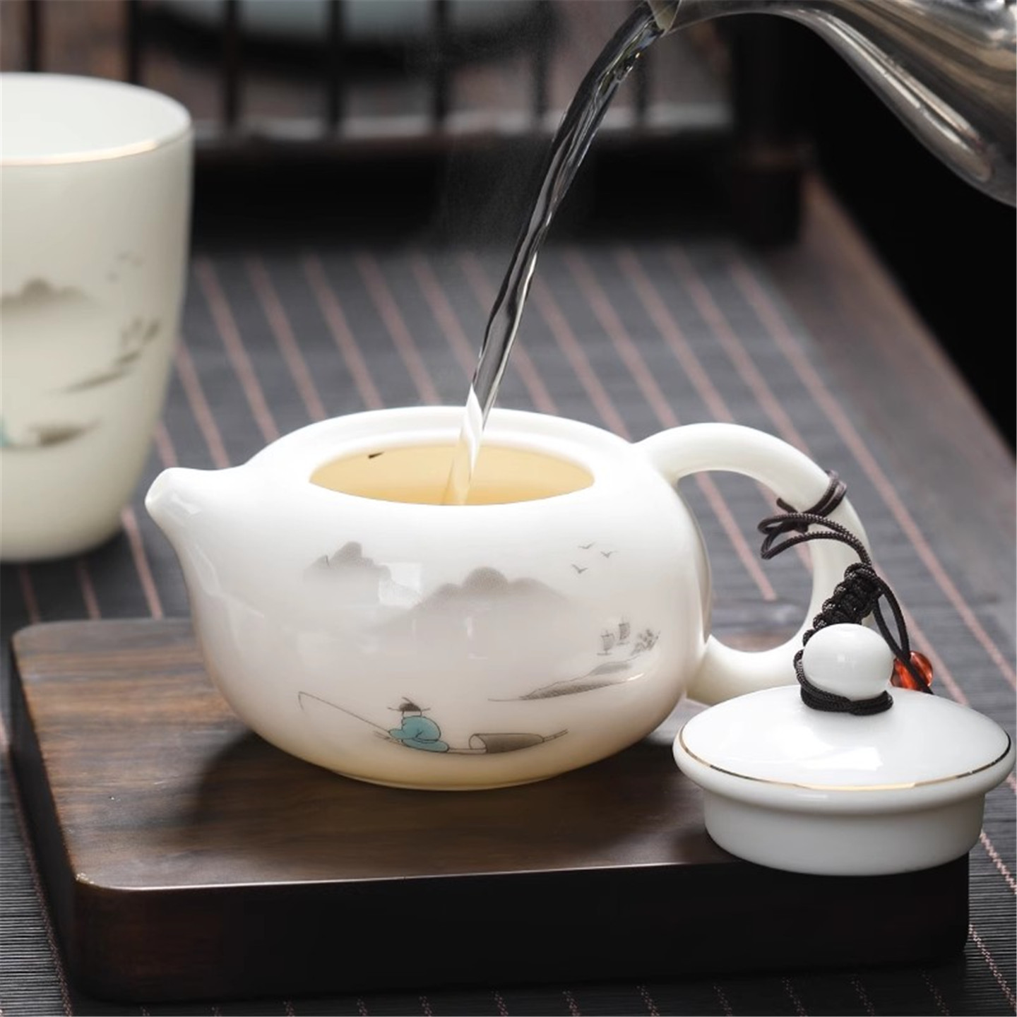 Small fresh mutton fat jade is transparent and easy to clean