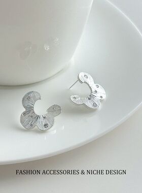 S925银针肌理三瓣花耳钉做旧金属