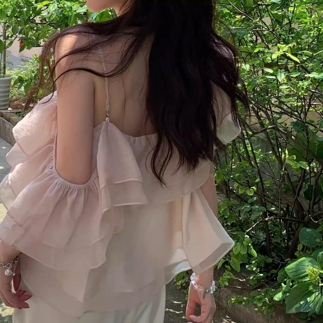 温柔杏仁茶~26夏设计感甜美宽松单边露肩荷叶领藕色上衣 仙仙衬衣
