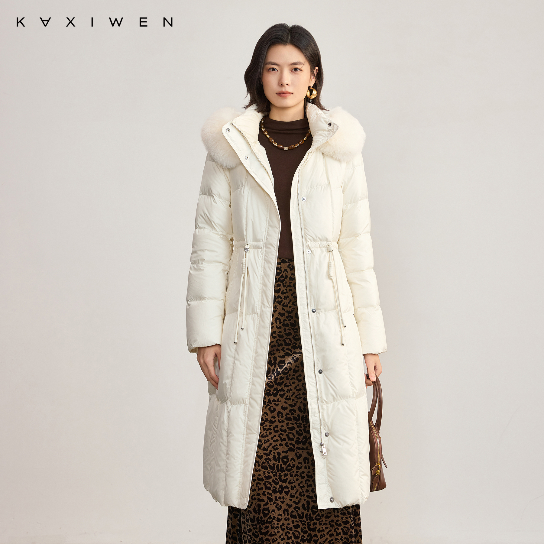 佧茜文优雅毛领羽绒服2025冬季新款时尚法式米色抽绳收腰保暖外套 - 图2