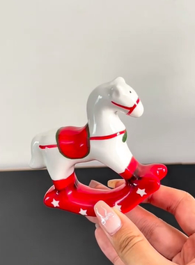 谁能拒绝又好看又喜庆的小马摆件