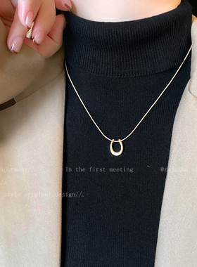 简约U型马蹄吊坠项链女2025新款轻奢高级感卫衣链气质蛇骨毛衣链