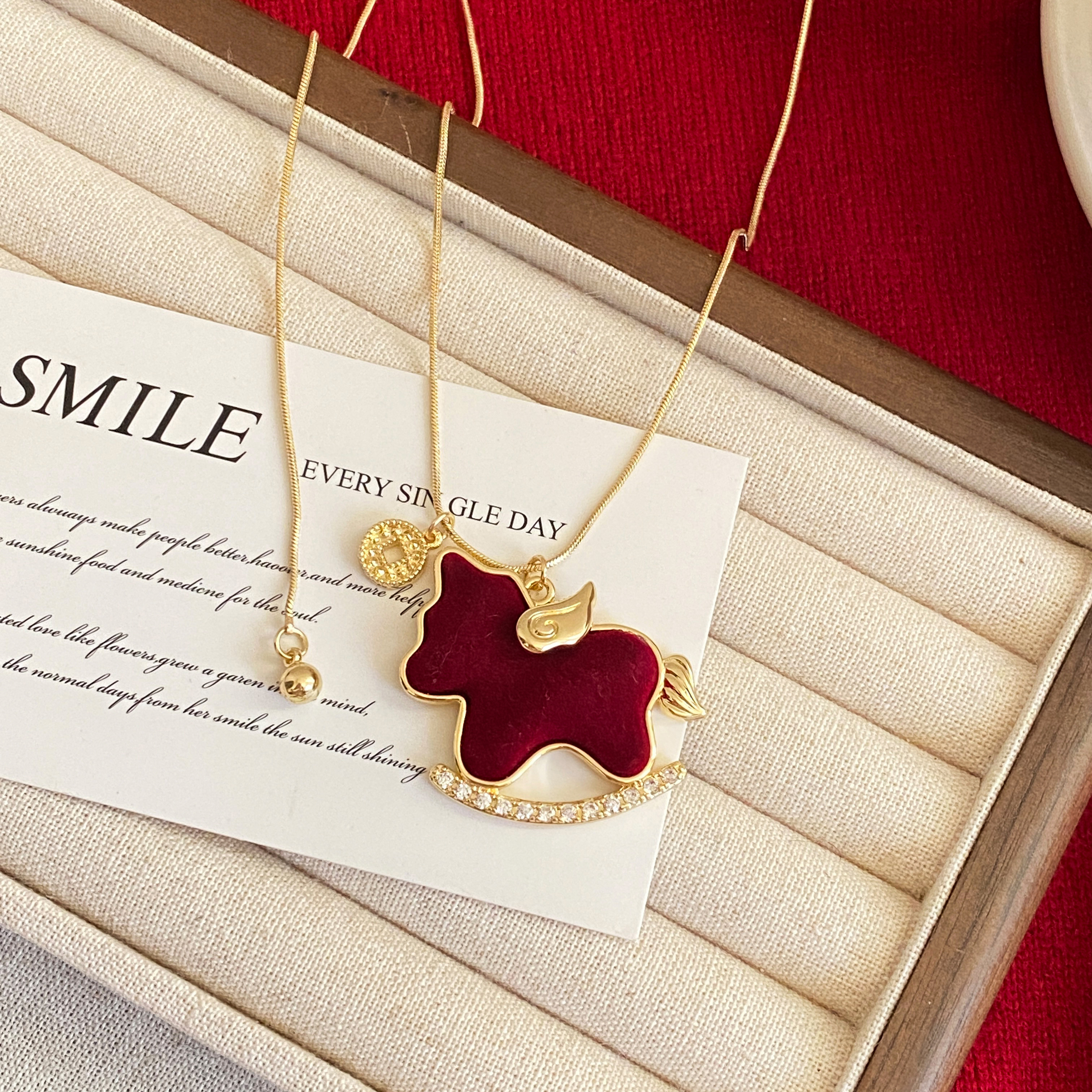 新年红色丝绒小马吊坠项链女秋冬本命年轻奢高级感毛衣链马年配饰,淘宝优惠券,粉丝福利购,淘宝优惠卷