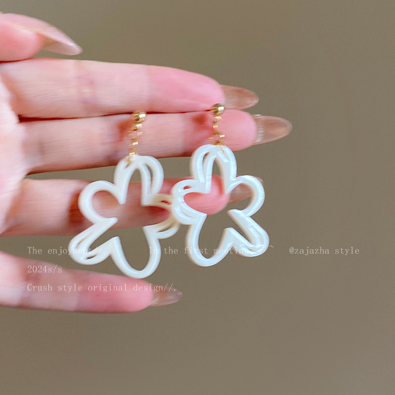 赵露思同款白色花朵耳钉女适合夏天耳环2025新款耳饰海边度假耳坠