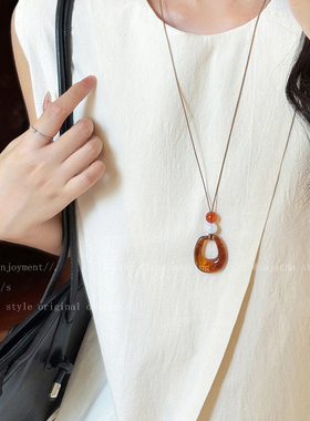 椭圆环琥珀色吊坠长项链