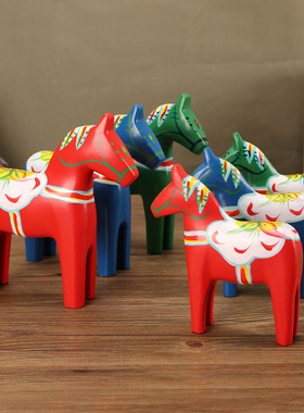 喜庆极简风彩绘木马雕刻摆件
