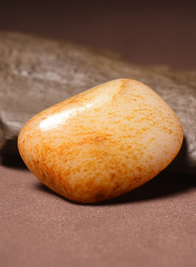 新疆和田玉籽料红皮原石