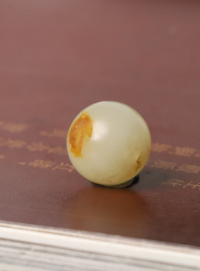 新疆和田玉籽料白玉珠子红沁皮