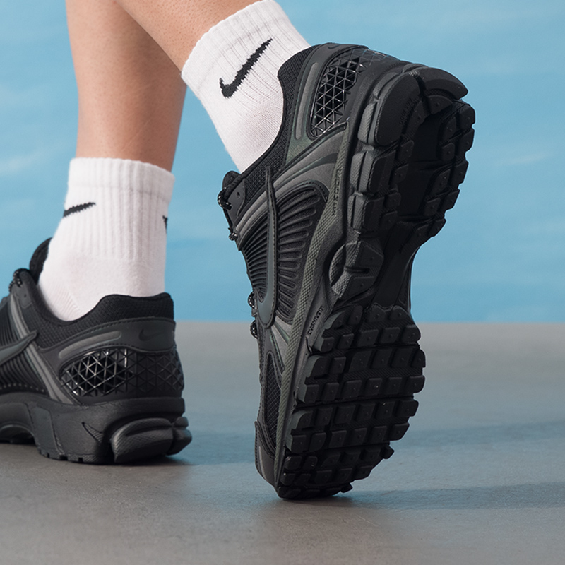 耐克（NIKE）男鞋2025秋冬新品zoom vomero5复古黑武士老爹鞋缓震 - 图0