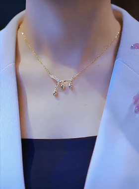 金色设计感玫瑰花吊坠项链女