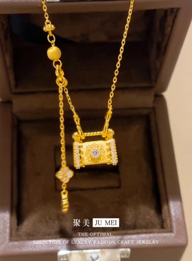 老钱风轻奢沙金点钻拉丝锁包项链古法长命锁满钻四叶草锁骨链女