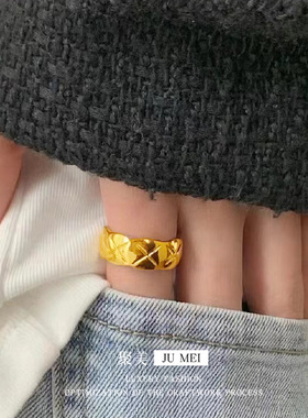 欧美简约时尚戒指女ins黄金色沙金指环女经典菱形纹嘻哈冷淡风潮
