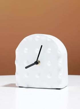 北欧简约家居白色树脂时钟摆件样板间展厅桌面装饰桌钟软装工艺品