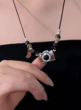 复古棕色相机珍珠项链女轻奢小众设计百搭独特个性长链毛衣链配饰