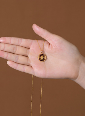 新款圆牌吊坠时尚气质正反两面佩戴仿沙金鎏金工艺古风送女友礼物