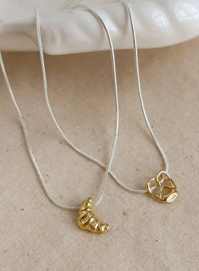 碱水结牛角包吊坠项链女