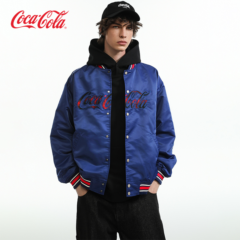 Coca-Cola/可口可乐 渐变格纹贴布绣飞行夹克美式立领外套棒球服 - 图1