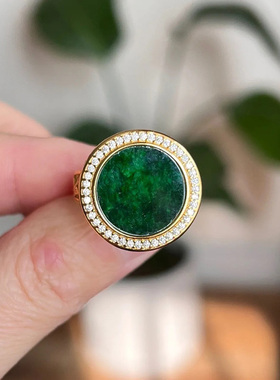 天然玉髓辣阳绿圆牌天然玉髓戒指