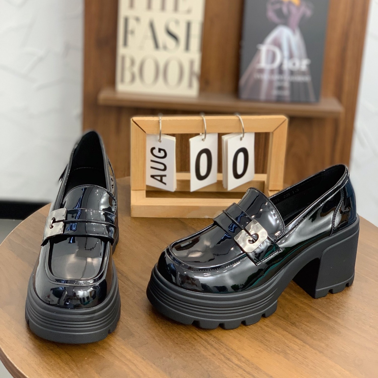 英伦风方头漆皮百搭小皮鞋女2025秋季新款松糕一脚蹬乐福鞋女单鞋,淘宝优惠券,粉丝福利购,淘宝优惠卷