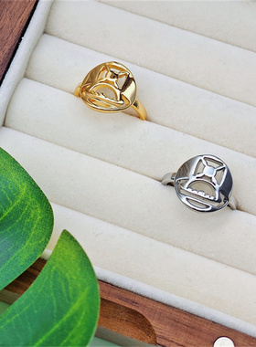 圆牌缕空锯齿土星戒指