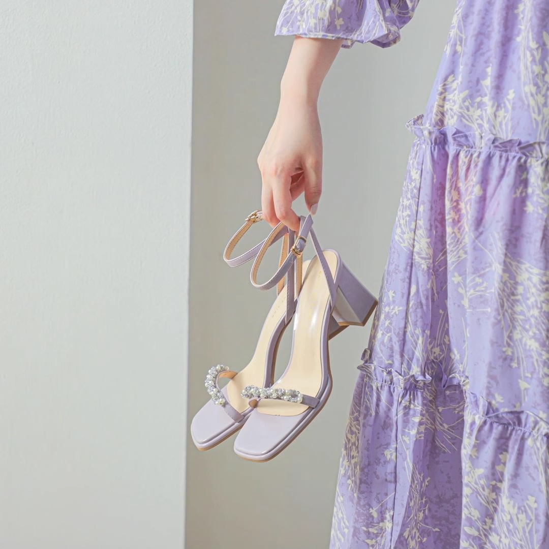 白色粗跟凉鞋女夏天珍珠水钻露趾方头外穿一字扣带紫色高跟鞋方根