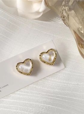 Trendy Vintage Heart Earring Women Classic Black White Stud