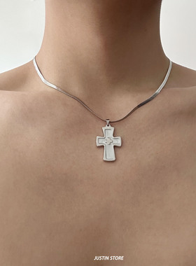 甜酷设计粉色十字架吊坠项链