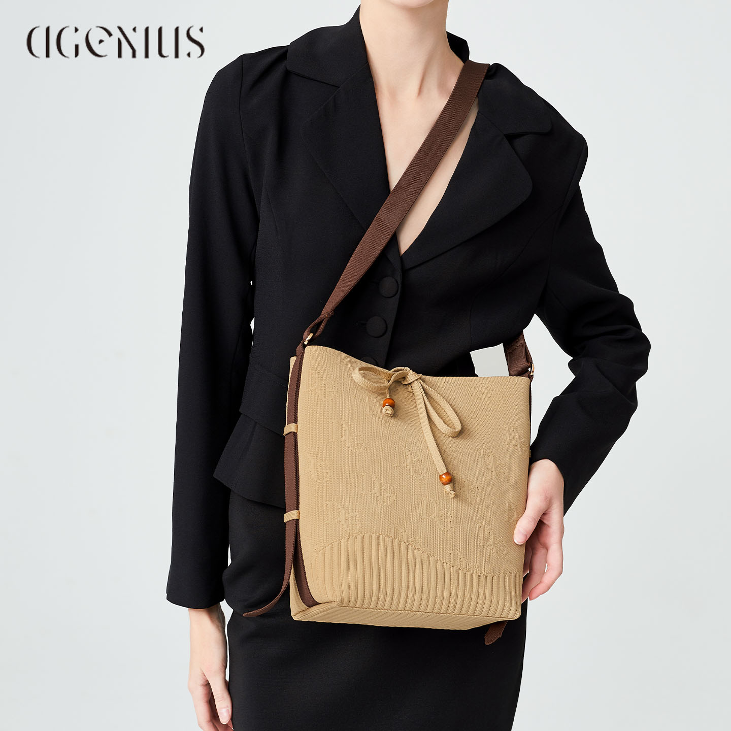 DGENIUS原创水桶包包女2025新款大容量百搭斜挎包编织通勤单肩包 - 图2