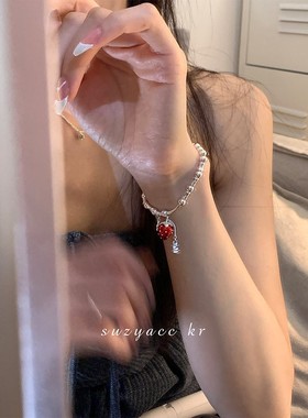 草莓手镯为妇女，可访问的奢侈品利基，精致和高端的手首饰作为礼