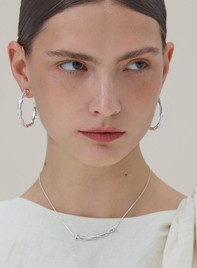 Wens银色密镶锆石链条纽花项链