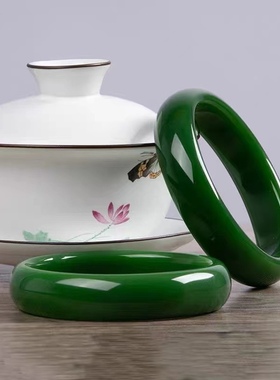 新疆和田玉碧手镯菠菜绿子