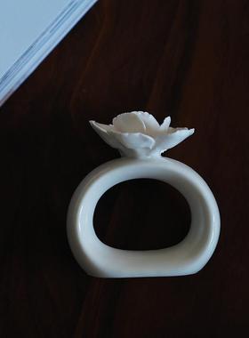 一朵盛开的花朵 出口北欧浪漫的人工手捏花餐巾扣 餐桌仪式感装饰