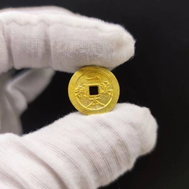 Copper coins for men and women bring good fortune and good luck