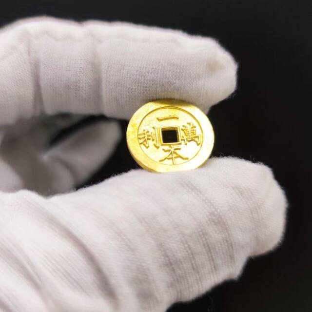 Copper coins for men and women bring good fortune and good luck