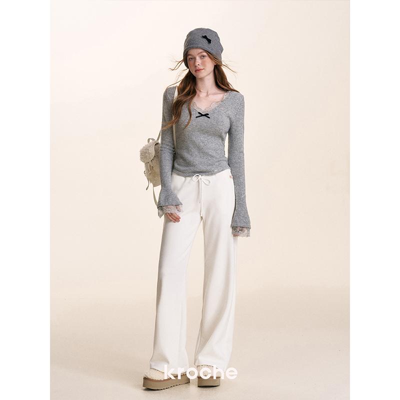 Kroche 浪漫蕾丝 丝绒蝴蝶结 蕾丝拼接v领针织打底衫 - 图2