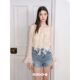 ໂສ້ງຂາສັ້ນ denim ແອວສູງ embroidered ຫົວໃຈ