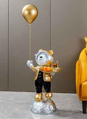 客厅沙发旁太空人大型落地摆件
