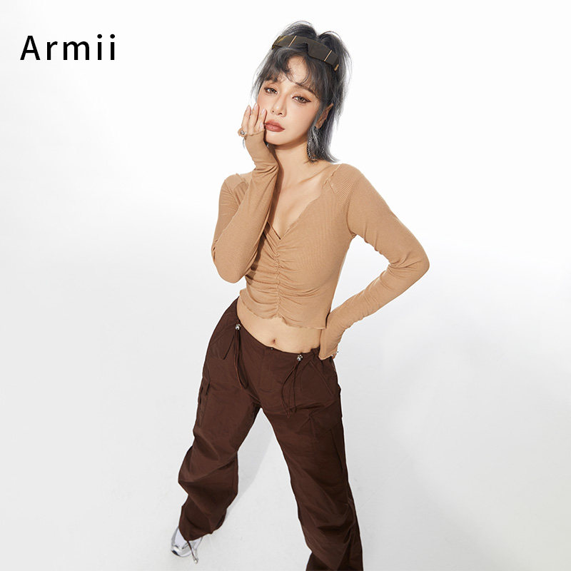 ARMII美式辣妹皱褶短款T恤女早秋新款大V领显瘦修身长袖打底上衣 - 图2