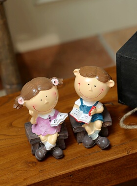 卡通风格坐板凳读书写字的小朋友