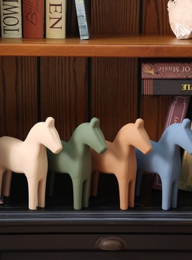 创意北欧轻奢极简风木马雕刻家居