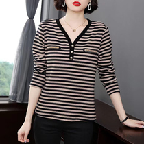 2023 Spring autumn season beating undershirt V collar middle-aged moms dress blouse minus age loose big code woman with long sleeve T-shirt woman